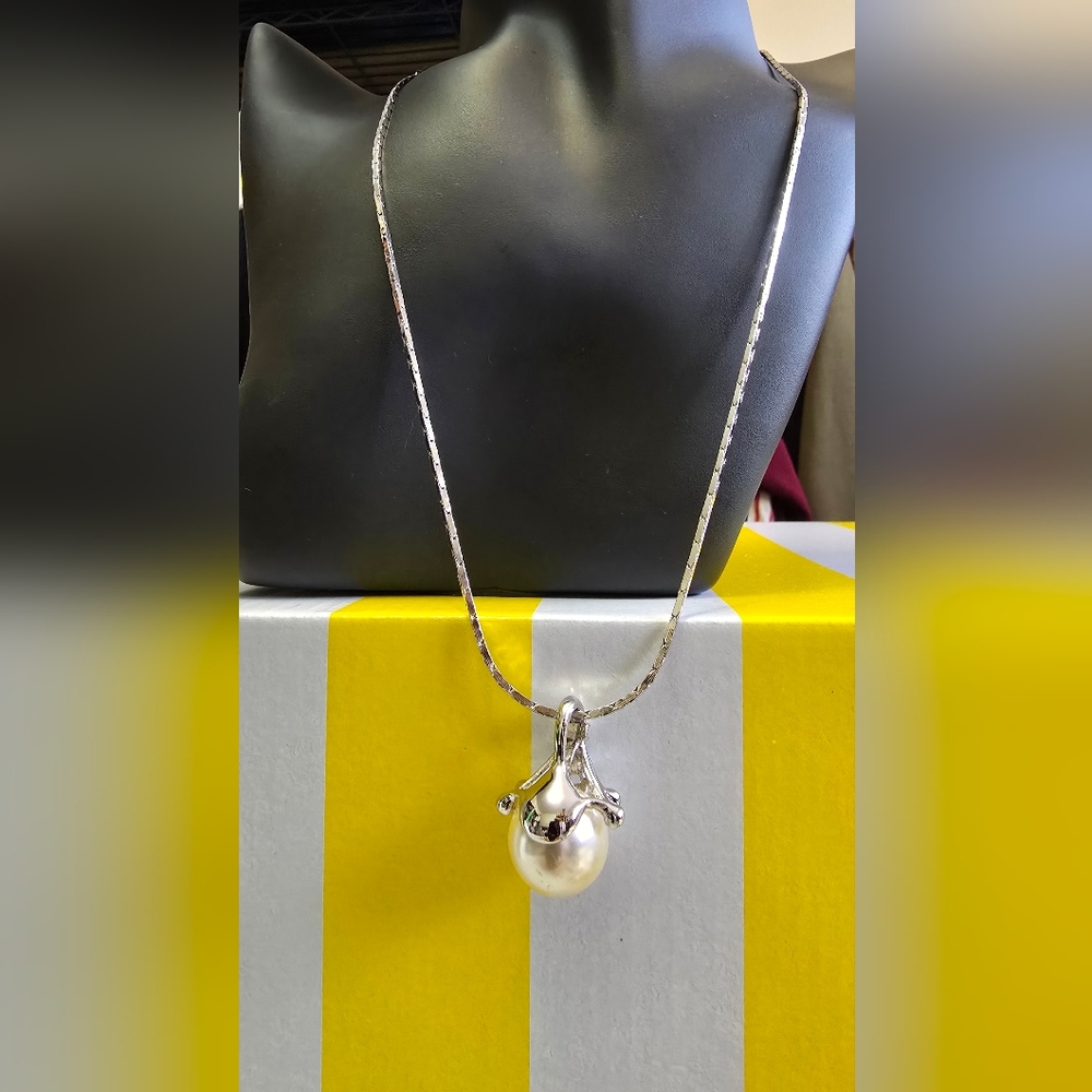 Elegant Silver Tone 18kGF with Faux Pearl Pendant Necklace